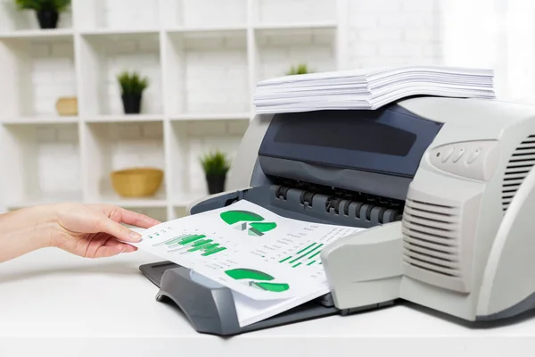 Primer Plano Persona Que Utiliza Impresora Moderna Oficina — Foto de Stock