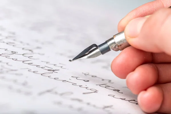 Persona Que Usa Pluma Estilográfica Cartas Manuscritas Antiguas —  Fotos de Stock