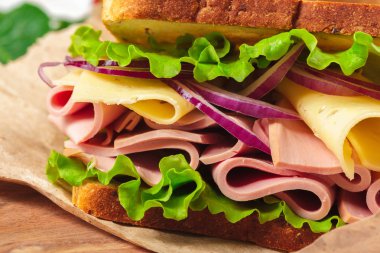 sandviç ahşap bir masa üzerinde Kapat