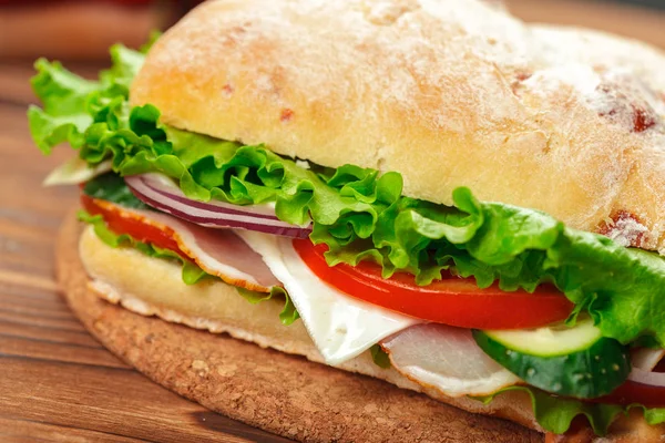 Close Van Sandwich Een Houten Tafel — Stockfoto