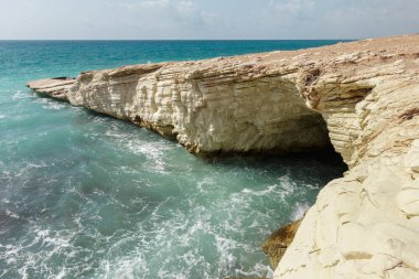 Sabah kayalık sahil doğal görünümünü