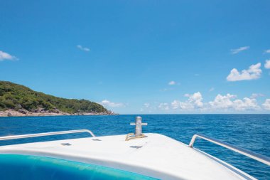 Kaya, deniz ve mavi gökyüzü