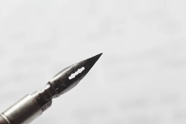 アンティーク万年筆を書くをクローズ アップ — ストック写真