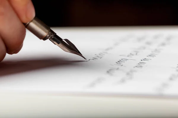 Primer Plano Escritura Persona Con Pluma Estilográfica Antigua — Foto de Stock