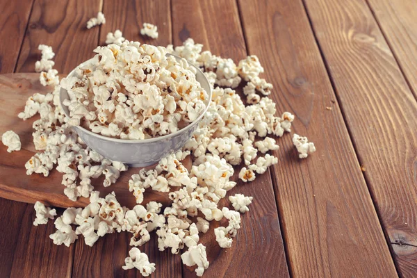 Nahaufnahme Von Salz Popcorn Der Schüssel Auf Dem Holztisch — Stockfoto