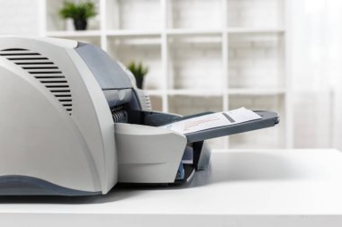 Ofis masaları üzerinde modern yazıcının yakın çekim 