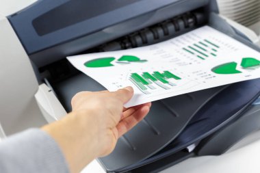 modern yazıcı üzerinde office kullanan kişi, yakın çekim