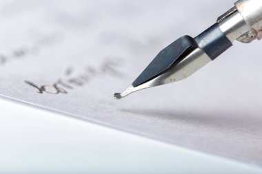 Dolma kalem bir antika el yazısı harfler üzerinde