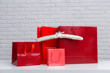 Alışveriş torbaları masada yakın çekim