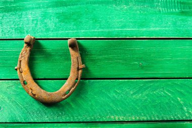 Eski paslı at nalı ahşap tahta üzerinde