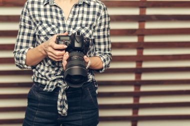 Güzel kadın, DSR kamerası olan profesyonel bir fotoğrafçı.