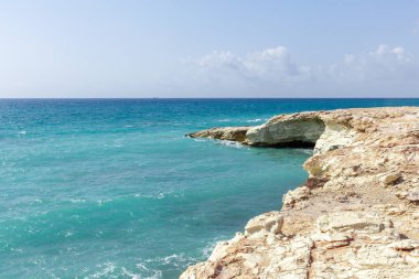 Sabah kayalık sahil doğal görünümünü