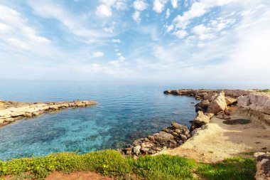 Sabah kayalık sahil doğal görünümünü