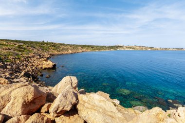 Sabah kayalık sahil doğal görünümünü
