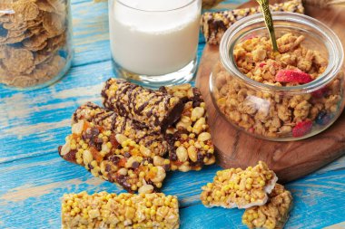 Granola barlar ahşap arka plan üzerinde