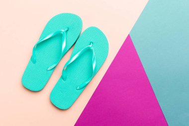 Kadın plaj renkli arka plan üzerinde flip flop, yakın çekim