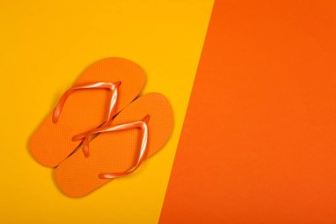 Kadın plaj renkli arka plan üzerinde flip flop, yakın çekim