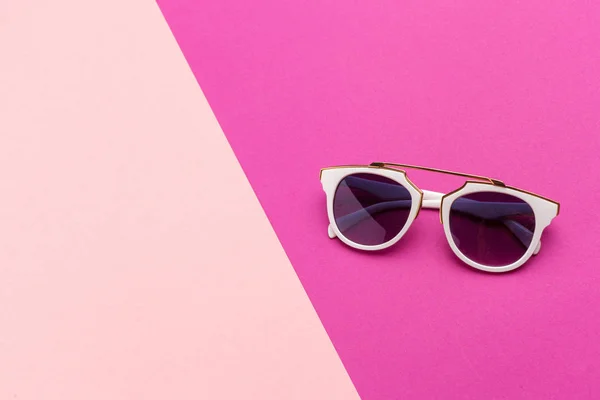 Sonnenbrille Für Frauen Auf Farbenfrohem Hintergrund — Stockfoto