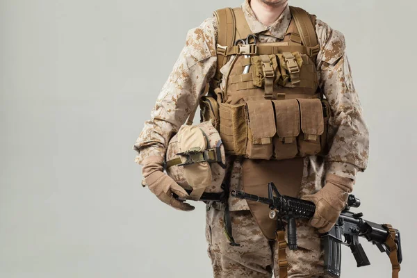 Soldat Kamouflage Med Gevär — Stockfoto