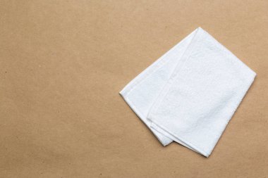 renkli arka plan üzerinde spa havlu üstten görünüm