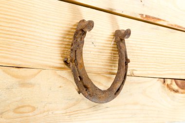 antika arka plan üzerinde eski paslı at nalı