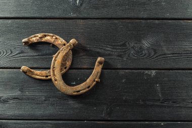 antika arka plan üzerinde eski paslı at nalı