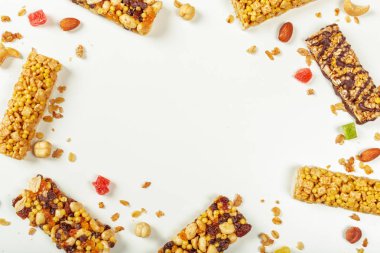 Beyaz arka plan üzerinde izole granola barlar.