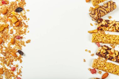 Beyaz arka plan üzerinde izole granola barlar.