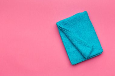 renkli arka plan üzerinde spa havlu üstten görünüm