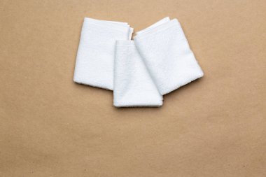 renkli arka plan üzerinde spa havlu üstten görünüm