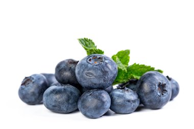 Beyaz arkaplanda yaban mersini izole edilmiş.