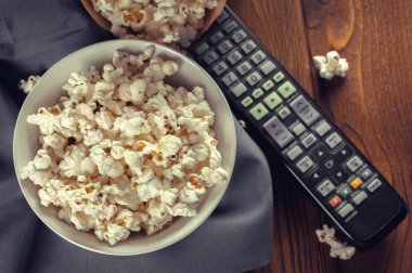 ahşap masa üzerinde kapta tuz patlamış mısır yakın çekim