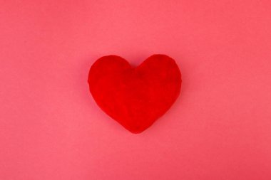 Renk arka plan üzerinde kırmızı kalp. en az kavramı.