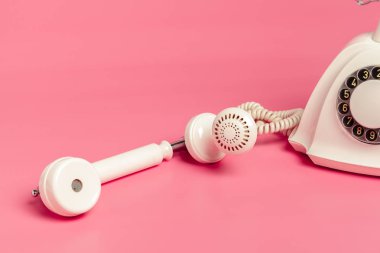 Pembe bir arka plan üzerinde Retro beyaz telefon