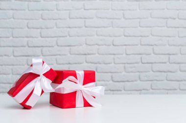 Beyaz masa üzerinde hediye kutuları