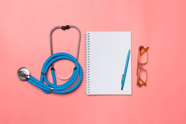 pastel pembe bir arka plan üzerinde tıbbi ekipman üstten görünüm.