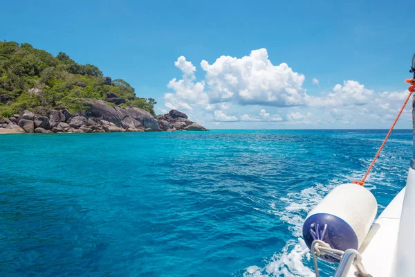 Rocce Mare Cielo Azzurro — Foto Stock