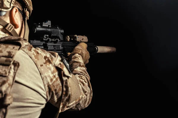 Forças Especiais Soldado Com Rifle Fundo Escuro — Fotografia de Stock