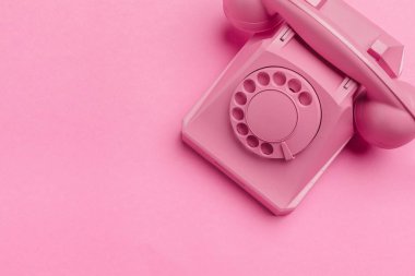 renk arka plan üzerinde Vintage telefon