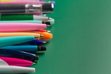 Yeşil arka plan üzerinde renkli kalemler set