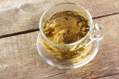 siyah çay nane ile ahşap bir masaya bırakır