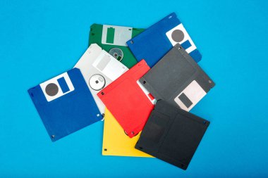 Bilgisayar disketleri renkli arka plan üzerinde yakın çekim 