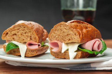 Tahta bir masada sandviç.