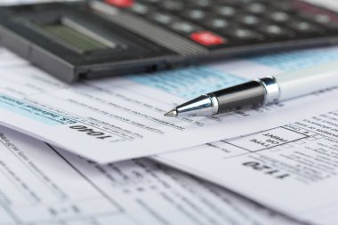 kalem ile doldurulmuş vergi formları kapat 
