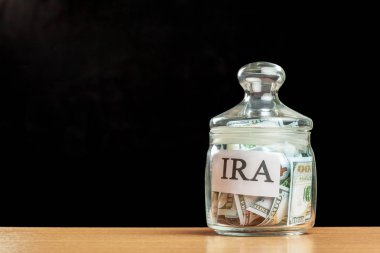 Bize para ve Ira emekli sandığı için notları kaydetmek için kullanılan cam kavanoz