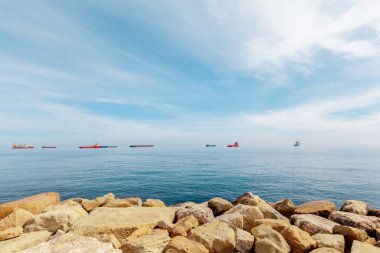 Sabah kayalık sahil doğal görünümünü