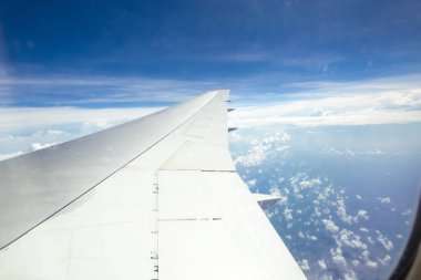Uçağın penceresinden kanat  