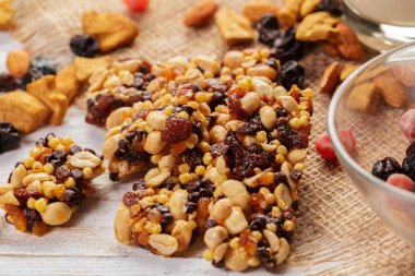 Granola barlar ahşap arka plan üzerinde