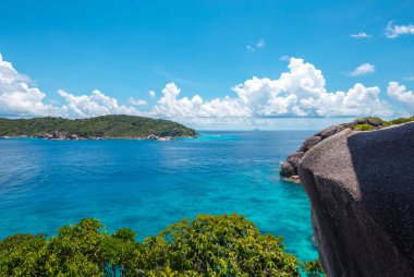 Deniz ve kayalarla dolu güzel bir manzara.