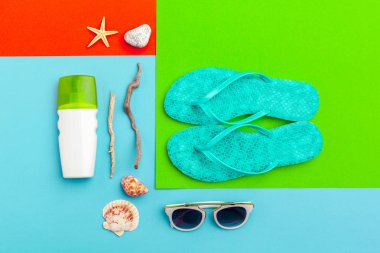 Yaz tatil arka plan, plaj aksesuarları renk arka plan engellemek.